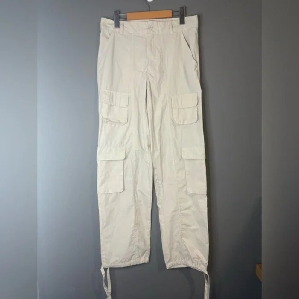 Trendy off-white cargo pants with practical pockets. Ideal for everyday style.